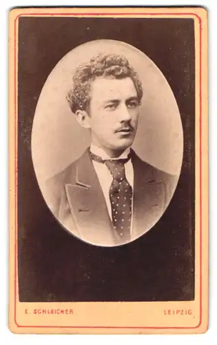 Fotografie E. Schleicher, Leipzig, Johannesgasse 29, Brustportrait modisch gekleideter Herr mit Oberlippenbart