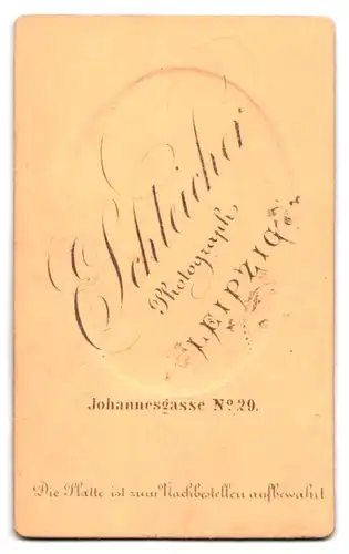 Fotografie E. Schleicher, Leipzig, Johannesgasse 29, Brustportrait modisch gekleideter Herr mit Oberlippenbart