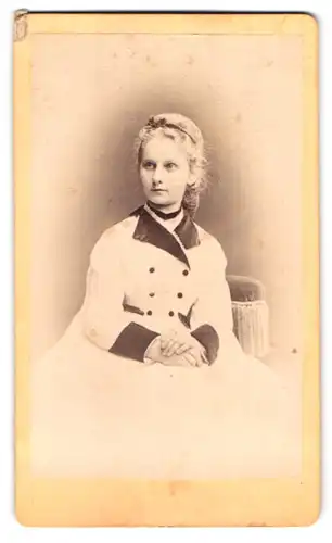 Fotografie W. Höffert, Dresden, Seestrasse, Portrait junge Dame in modischer Kleidung