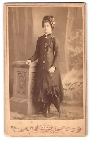 Fotografie H. Zeidler, Berlin-SW, Jerusalemerstrasse 59, Portrait junge Dame im Mantel mit Schirm