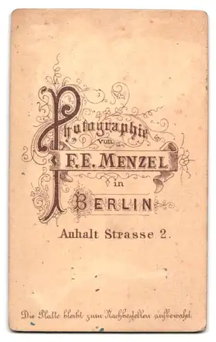 Fotografie F. E. Menzel, Berlin, Anhalt Strasse 2, Portrait junge Dame im Kleid mit Kreuzanhänger