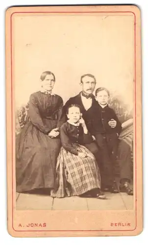 Fotografie A. Jonas, Berlin, Portrait bürgerliches Paar mit einem Sohn und einer Tochter