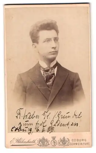 Fotografie Professor E. Uhlenhuth, Coburg, Am Albertplatz, Portrait junger Herr im Anzug mit Zwicker