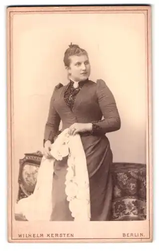 Fotografie Wilhelm Kersten, Berlin-SW, Krausen-Strasse 40, Portrait hübsch gekleidete Dame mit Kragenbrosche