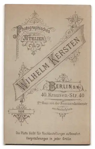 Fotografie Wilhelm Kersten, Berlin-SW, Krausen-Strasse 40, Portrait hübsch gekleidete Dame mit Kragenbrosche