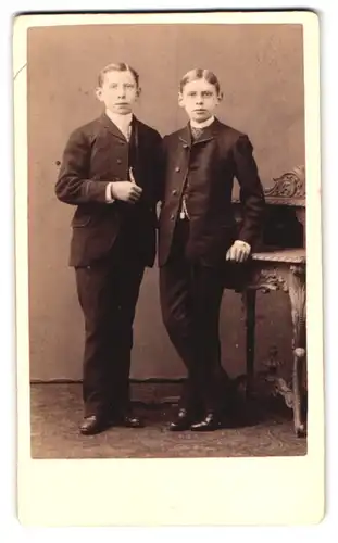 Fotografie unbekannter Fotograf und Ort, Portrait zwei junge Männer in modischer Kleidung