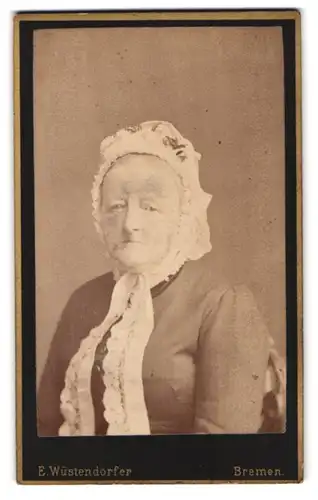 Fotografie E. Wüstendörfer, Bremen, Lindenstrasse 2, Portrait ältere Dame mit Haube