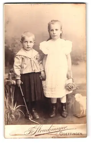 Fotografie Fr. Struckmeyer, Göttingen, Portrait zwei modisch gekleidete Mädchen mit Peitsche