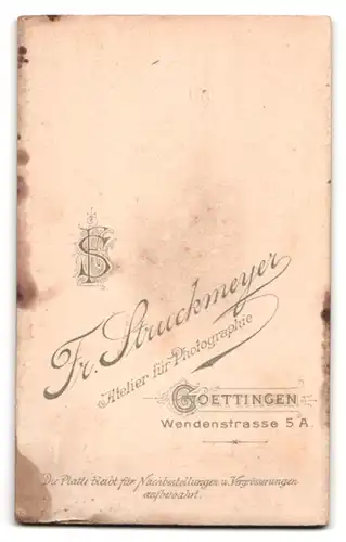 Fotografie Fr. Struckmeyer, Göttingen, Portrait zwei modisch gekleidete Mädchen mit Peitsche