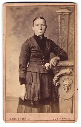 Fotografie Ferd. Lührig, Göttingen, Kurze Geismarstrasse 2, Portrait junge Dame in modischer Kleidung