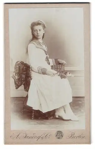 Fotografie A. Jandorf & Co., Berlin-SW, Bellealliancestrasse 1-2, Portrait junge Dame in mdosicher Kleidung