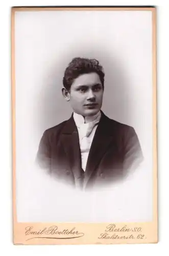 Fotografie Emil Boettcher, Berlin-SO, Skalitzerstrsse 62, Portrait junger Herr im Anzug mit Krawatte