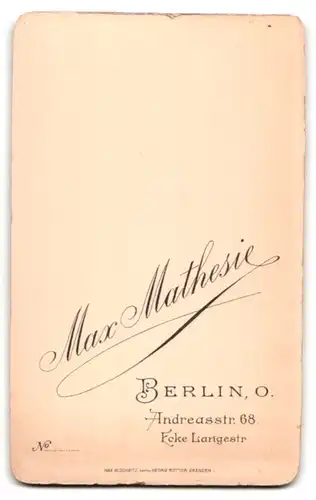Fotografie Max Mathesie, Berlin-O, Andreasstrasse 68, Portrait hübsche Dame im zeitgenössischen Kleid