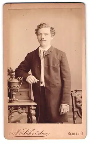 Fotografie A. Schröder, Berlin-O., Gr. Frankfurterstrasse 117, Portrait junger Herr in modischer Kleidung