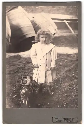 Fotografie Paul Hähnel, Abensberg i. Bayern, Portrait hübsch gekleidetes Kind mit Spielzeugpferd