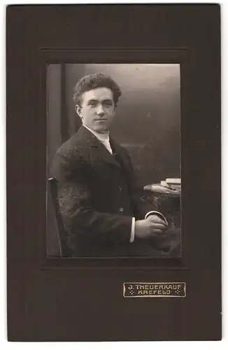 Fotografie J. Theuerkauf, Krefeld, Portrait junger herr im Anzug mit Krawatte