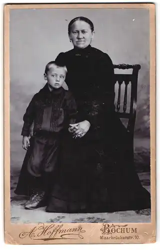 Fotografie A. Hoffmann, Bochum, Maarbrückerstrasse 10, Portrait bürgerliche Dame mit einem Jungen an der Hand