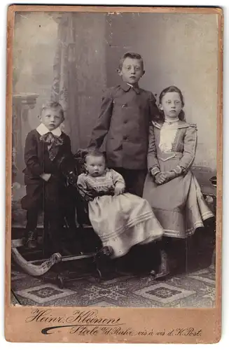Fotografie Heinrich Kleinen, Steele / Ruhr, Portrait zwei Jungen und Mädchen mit Kleinkind in hübscher Kleidung