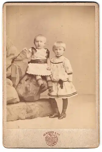Fotografie Ad. Braun & Cie, Paris, 18, Rue Louis-le-Grand, Portrait zwei kleine Mädchen in hübschen Kleidern