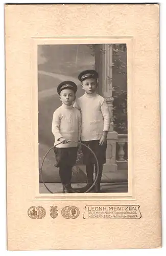 Fotografie Leonh. Mentzen, Mülheim-Ruhr, Eppinghoferstrasse 26, Portrait zwei Jungen mit Schirmmützen und Reifen