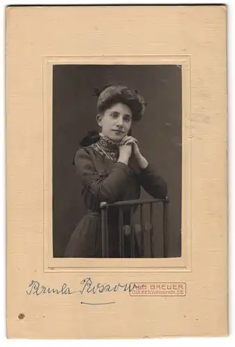Fotografie Alb. Breuer, Dülken, Venloerstrasse 52, Portrait junge Dame im Kleid mit aufgestütztem Kopf