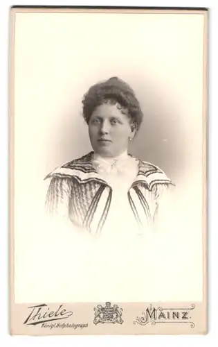 Fotografie Hugo Thiele, Mainz, Grosse Bleiche 48, Portrait junge Dame in modischer Kleidung