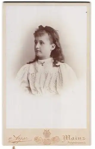 Fotografie v. Ayx, Mainz, Peterstrasse 5, Portrait junge Dame im gepunkteten Kleid