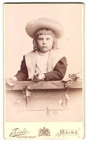 Fotografie Hugo Thiele, Mainz, Grosse Bleiche 48, Portrait halbwüchsiger Knabe in Matrosenjacke mit Hut