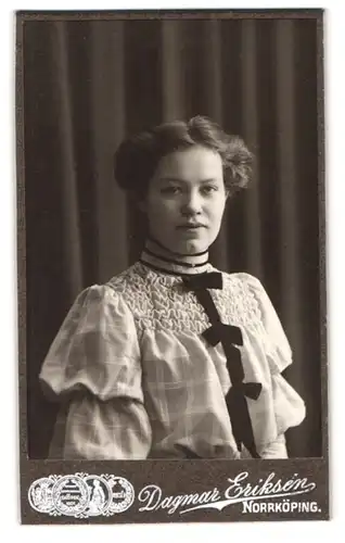 Fotografie Dagmar Eriksen, Norrköping, Drottninggatan 36, Portrait junge Dame in hübscher Kleidung