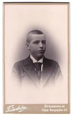 Fotografie Tideström, Stockholm, Clara Bergsgatan 33, Portrait junger Mann im Anzug mit Krawatte