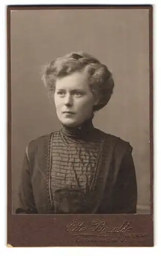 Fotografie Otto Borell, Stockholm Östermalmstorg 2, Portrait junge Dame mit zeitgenössischer Frisur