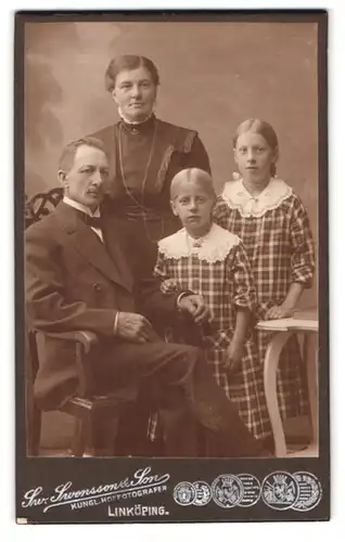Fotografie Sw. Swensson & Son, Linköping, Storgatan 34, Portrait bürgerliches Paar mit zwei Töchtern