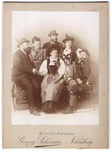 Fotografie Georg Schönau, Nürnberg, Damen - und Herren in Tracht mit Hut & Schmuck