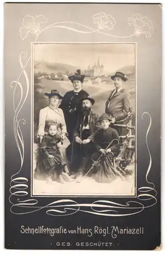 Fotografie Hans Rögl, Mariazell, Familie vor Stadtkulisse von Mariazell