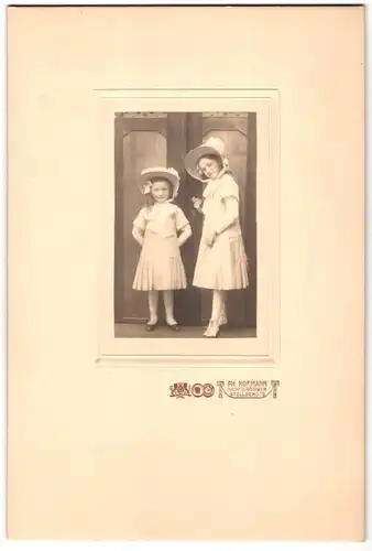 Fotografie Ph. Hoffmann, Stollberg i. S., niedliche Mädchen mit Haube tragen helle Kleider