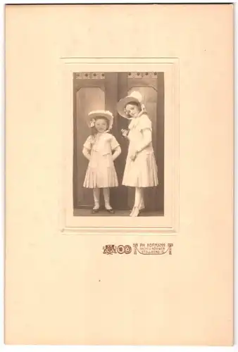 Fotografie Ph. Hoffmann, Stollberg i. S., Mädchen in hellen Kleidern tragen Haube & Schleife