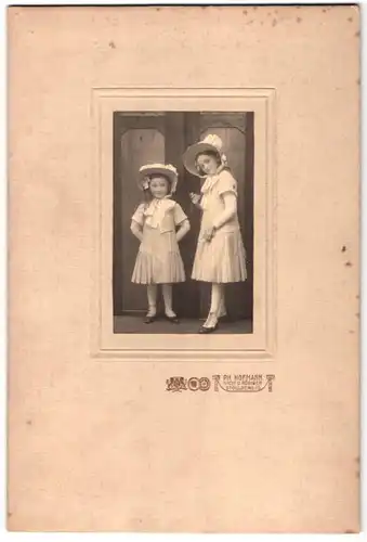 Fotografie Ph. Hoffmann, Stollberg i. S., Mädchen mit Haube & Schleife tragen modische Kleider