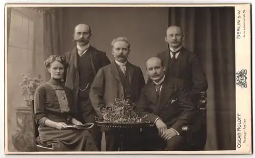 Fotografie Oscar Roloff, Berlin, Jerusalemerstrasse 59, junge hübsche Dame nebst Herren mit Halbglatze & Schnauzbart