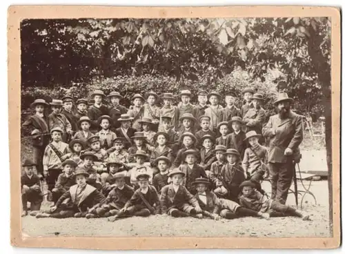 Fotografie Kesselring & Gogler, Erfurt, Bahnhofstr. 41, Schulknaben im Anzug mit Hut nebst Lehrer