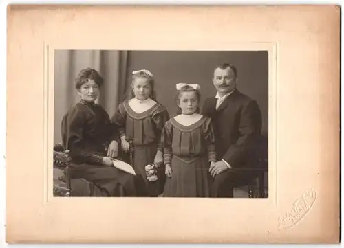 Fotografie Martin Herzfeld, Dresden, Pragerstr. 7, Eltern mit Töchtern in Sonntagskleidung beim Fotograf