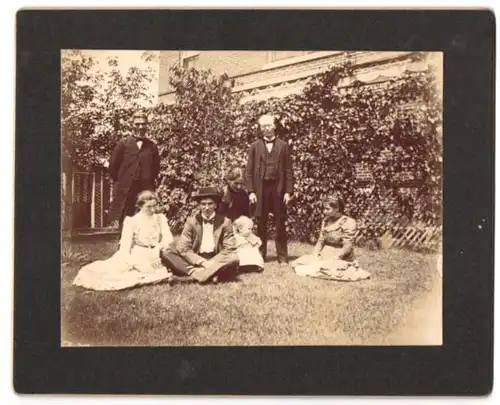 Fotografie unbekannter Fotograf und Ort, Familie Drei Generationen im Garten posierend