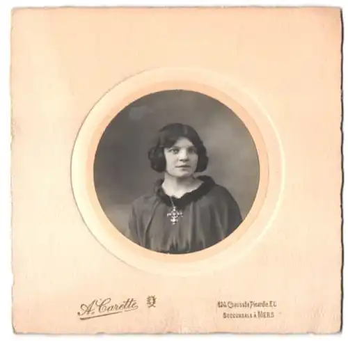 Fotografie A. Garette, Mers, 120 Chaussee Picardie, Portrait Brünette Dame mit Brosche