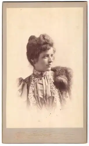 Fotografie Photographie Electrique, Chaux-de-Fonds, Leopold Robert 59, Portrait hübsche Dame trägt Bluse mit Puffärmeln