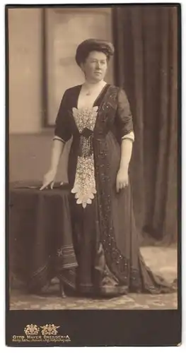 Fotografie Otto Mayer, Dresden, Pragerstr. 38, Edeldame trägt Kleid mit Spitzen-Besatz