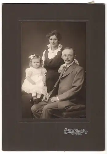 Fotografie Martin Herzfeld, Dresden, Pragerstr. 7, Eltern mit Tochter im feinen Zwirn