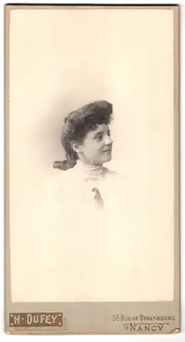 Fotografie H. Dufey, Nancy, 36 Rue de Strasbourg, Portrait Brünette Dame im weissen Kleid