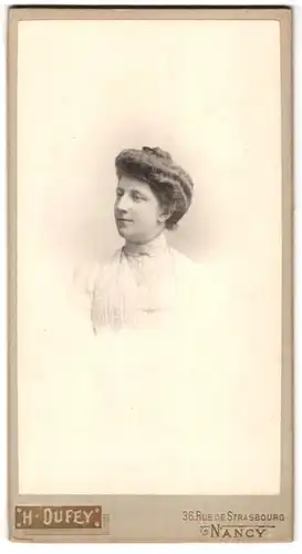 Fotografie H. Dufey, Nancy, 36 Rue de Strabourg, Portrait Dame mit hochgestecktem Haar trägt weisses Kleid