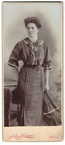 Fotografie Atelier Neuman, Prag - Prague, junge brünette Dame im gepunkteten Kleid