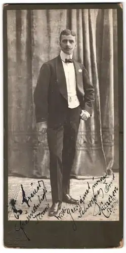 Fotografie Hermann Tietz, München, Bahnhofsplatz, eleganter Herr mit Schnauzbart im Anzug