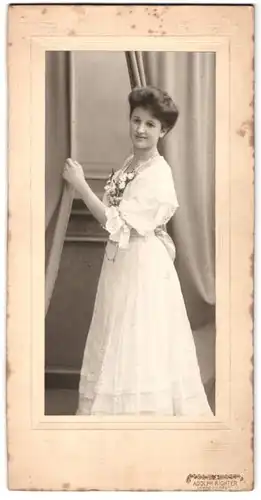 Fotografie Adolph Richter, Leipzig-Lindenau, Merseburger Str. 61, junge Dame mit Blumen im weissen Kleid